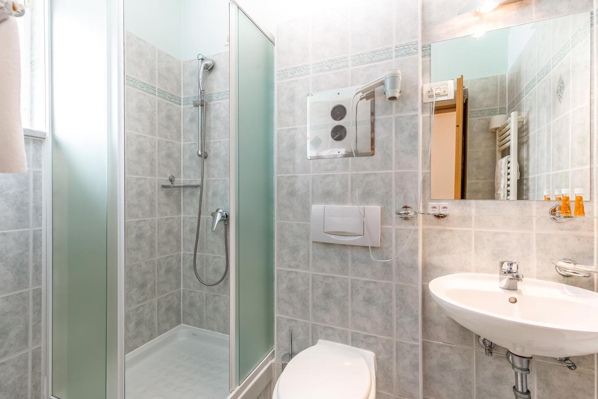 Hotel Galeb أوباتيا المظهر الخارجي الصورة